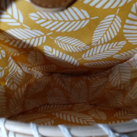 HAND-WOVEN RATTAN, ROUND CROSS-BODY BAG with HIBISCUSπΊ by COLLECTION EIGHTEEN - Picture 4 of 6